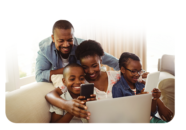 Família conectada pela internet fibra
