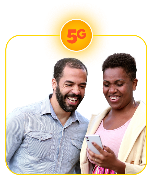 Pessoas navegando pelo celular com 5G