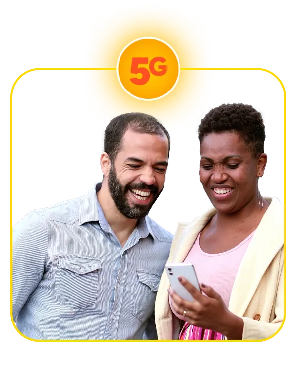 Pessoas navegando pelo celular com 5G