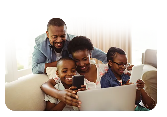 Família conectada pela internet fibra